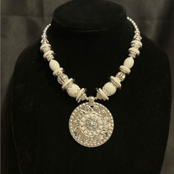 LIVE SHOW NECKLACE - Picture 8 of 14